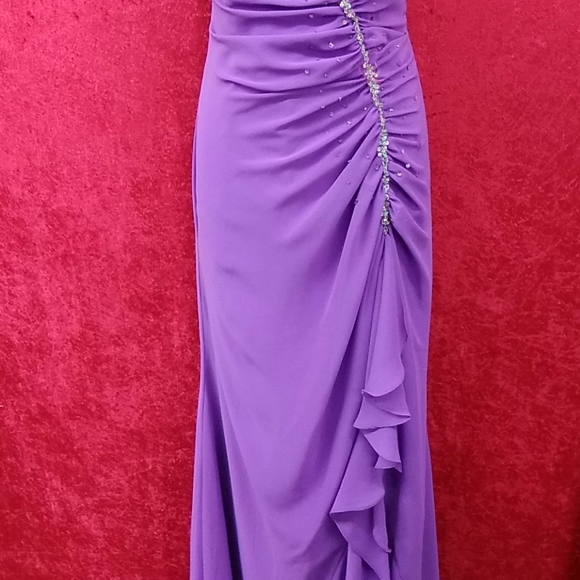 Dresses - Picture 2 of 4